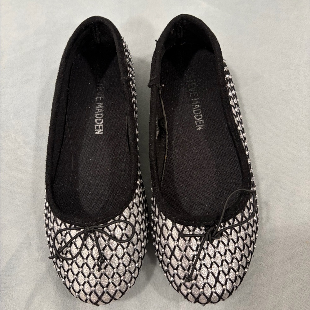 Girls sz 11 Steve Madden Black and Silver Patterned Flats